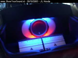 showyoursound.nl - JL Audio Civic by Boyds - JL Honda - donker.jpg - In volle glorie.. extra neonnetje onder de hoedenplank gemonteerd.. springt aan wanneer de klep los gaat.. simpele, stevige, maar effectieve showsetup. 